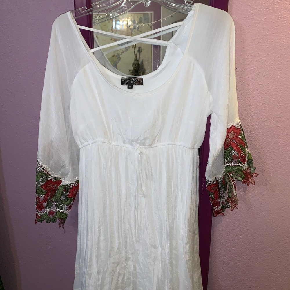 White dress , laced rose sleeves